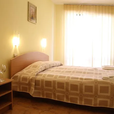 Family Papi 2* 라즐로그