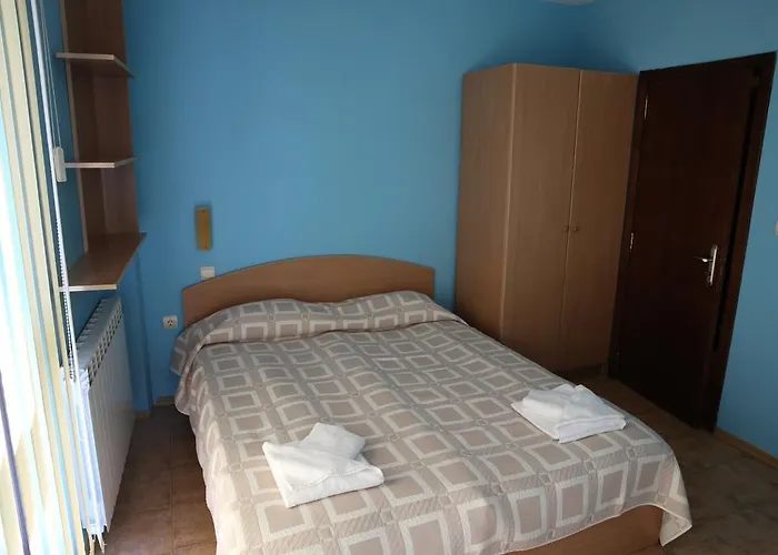 Хотел Family Papi 2*